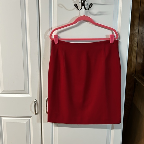 EVAN PICONE 2piece suit. Size 16, 💯 % wool. Red with black velvet trim. - Picture 6 of 15